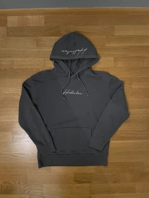 Hollister hoodie  - Fin grå Hollister hoodie med text på luvan och där fram. Storlek XS men sitter som S, mycket bra skick. Kontakta för frågor 🙏🏼