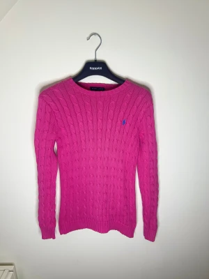 Rosa kabelstickad tröja Ralph Lauren - Säljer denna fina stickade RL tröjan i storlek S tröjan har en slimmad passform vilket ger en fin elegant stil, ina defekter eller andra problem, 100% bomull  frågor/funderingar hör av dig 🤙🏽 