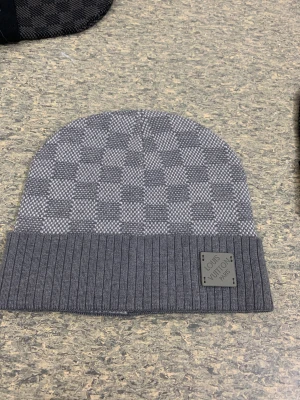 L och V mössa - Väldigt populär mössa under vintern pågrund av den vackra modell och dens extrem varma material, perfekt för dig som vill vara stillig och varm under vintern passa på!!