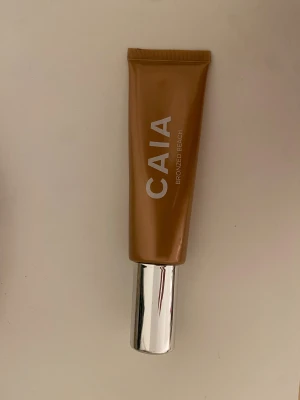 CAIA Bronzed Beach bronzer - Bronzer från CAIA i nyansen Bronzed Beach.  Perfekt för att ge ansiktet en solkysst glow. TESTAD EN GÅNG, säljes pågrund av fel nyans för mig 
