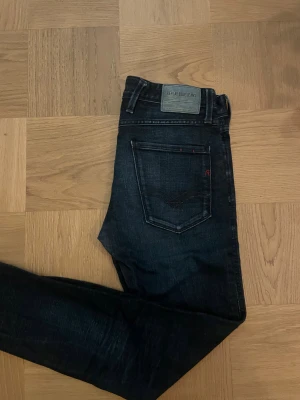 Replay jeans - Replay jeans, modellen heter och sitter väldigt bra. Varan är i fint skick och jeansen har en stilren look (storlek 31/32). Hör av er för mer detaljerade frågor eller bilder med de på!