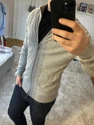 Massimo dutti full zip  - Full zip | skick 9/10 | Storlek L | Pris - 499kr | Modellen är ca 179cm lång | Hör av dig vid minsta fråga eller fundering!!