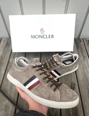 Moncler sneakers  - Tja! Nu säljs dessa sjukt snygga moncler sneakers i dunder skick. Skick 8,5/10 riktigt bra med små tecken på användning. Nypris ligger runt 6000kr men säljs nu för endast 1399kr. Hör gärna av er vid minsta lilla fundering.