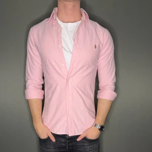 Ralph lauren skjorta - Säljer nu min fina Ralph lauren skjorta i storlek S. Den är i nyskick och kommer vara otroligt snygg på sommaren. Nypris cirka 1600kr.