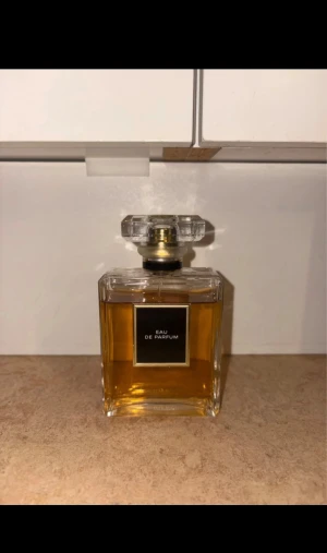 Eau de Parfum 100ml  - Har täckt märket pågrund av policyn, skickar gärna original bilden på förfrågan. Den är ej riktig, har har endast öppnat för att lukta