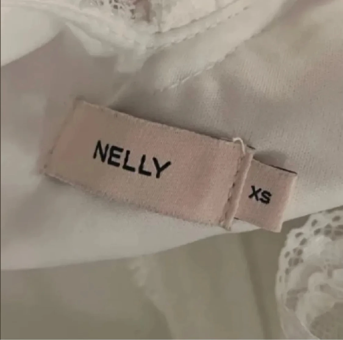 Vit spetsklänning med volanger från Nelly - 1