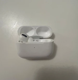 AirPods pro - Säljer 1 AirPod Pro eftersom jag har tappat bort den andra. Priset kan diskuteras 
