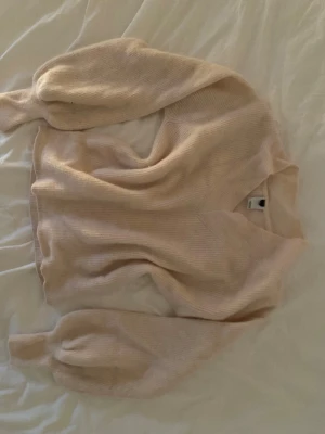 Crémefärgad stickad tröja från Vintage Love - Super gosig och snygg stickad tröja från Vintage Love med v-ringning! 