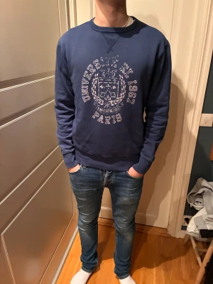 Ralph Lauren crewneck - En riktigt schyst raffe tröja. Tags kommer med!  Hyfsat skick ända är ett trycket lossnar lite… Men annars extremt fint skick på själva tröjan. Nypris 2395kr mitt pris 399kr Modellen är 180 och väger 69kg. Skriv vid minsta fundering mvh Lysekilsgarderoben. 