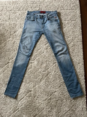 Replay Anbass - Säljer ett par Replay Anbass jeans. Jeansen är tillverkade i stretchigt denim för extra komfort. Skick är superbra, inget fel på byxorna. Vid fråga är det bara att höra av sig. 