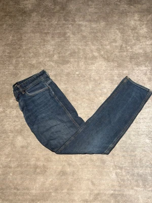 Hugo boss jeans - Snygga mörkblå jeans från Hugo Boss. Väldigt bra skick utan hål eller andra skador. Storlek 33/32