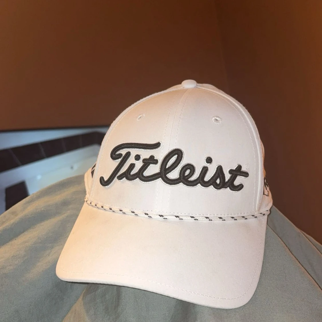 Vit Titleist keps med broderad logga