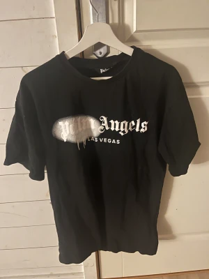 Palm Angels svart t-shirt Las Vegas - Svart t-shirt från Palm Angels med tryck på bröstet där det står 'Palm Angels Las Vegas'. Storlek L men passar även M. Bra skick. Hör gärna av er vid ytterligare frågor!