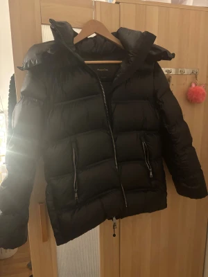 Massimodutti jacka  - Massimodutti jacka storlek Xs/S, köpte för ett år sen men inte använd🥰🥰