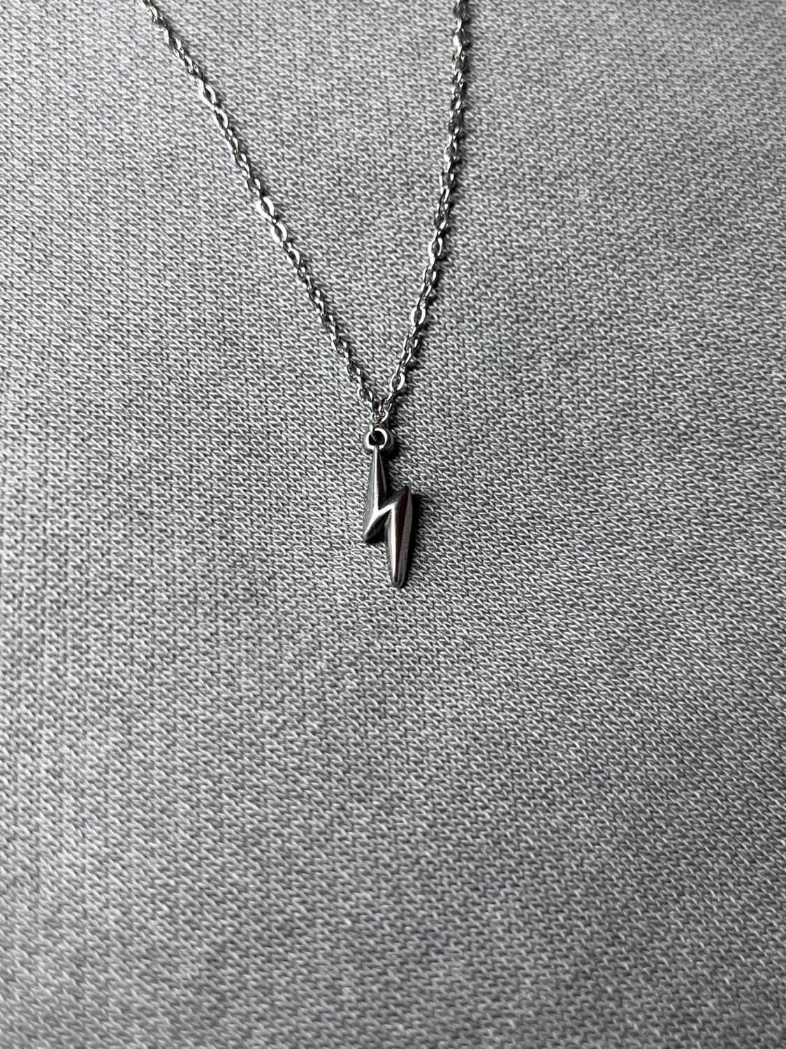 Minimalist Silver Lightning Bolt Halsband