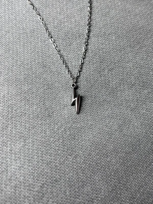 Minimalist Silver Lightning Bolt Halsband - · Hänge: 1,3 x 0,5 cm · Kedja: 50 cm, 1,5 mm tjock · Rost- och nickelfri