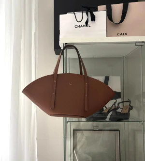 Gina tricot väska - Brun Gina tricot väska. Så vacker!! Lite mindre i storleken