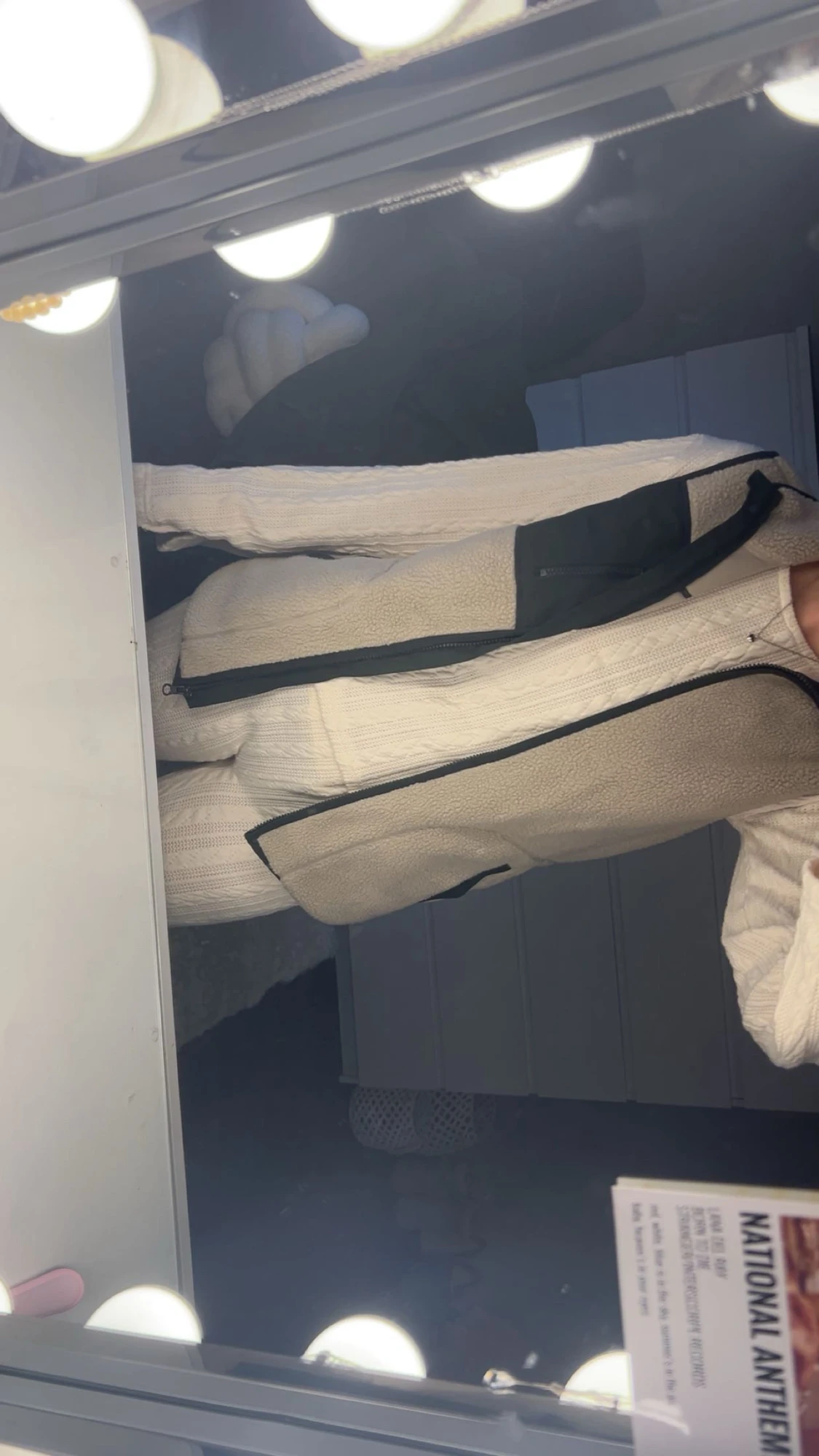 Beige fleeceväst med svarta detaljer - 2