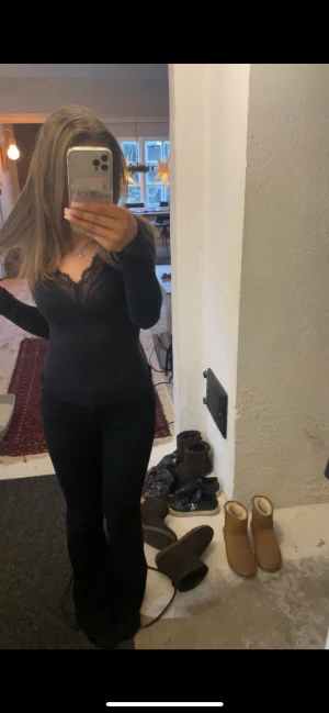 Svarta bootcut jeans - Svarta bootcut jeans från bershka, knappt använda men dom är lite urtvättade i färgen, man ser på andra bilden 