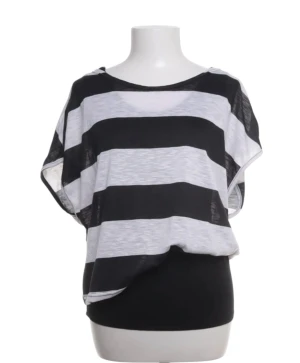 Svartvit randig loose topp - Säljer en svart och grå randig topp med breda horisontella ränder. Modellen är loose fit med korta ärmar och rund hals. Toppen har en avslappnad, lite oversize känsla. Den var ny med lappen kvar när jag köpte den och har endast använt den en gång, finns dock ingen lapp på insidan🙏🏻