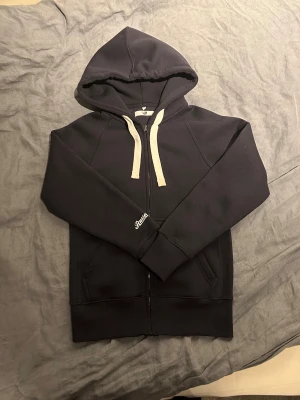 Russemerch hoodie - Säljer denna zip hoodien för den inte passar min stil. Storlek S och passar dig som är ungefär 170-175. Använda några enstaka gånger och är precis som ny.