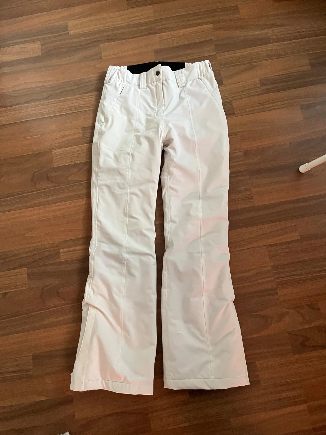 Vita skidbyxor med resår och bälteshällor