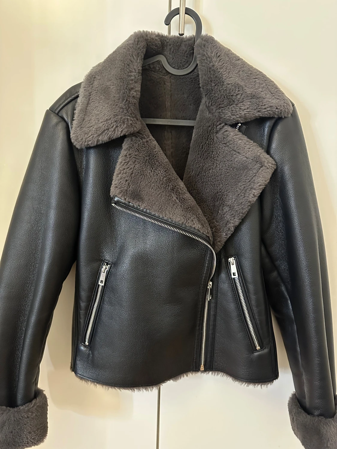 Svart teddyjacka med fuskpäls