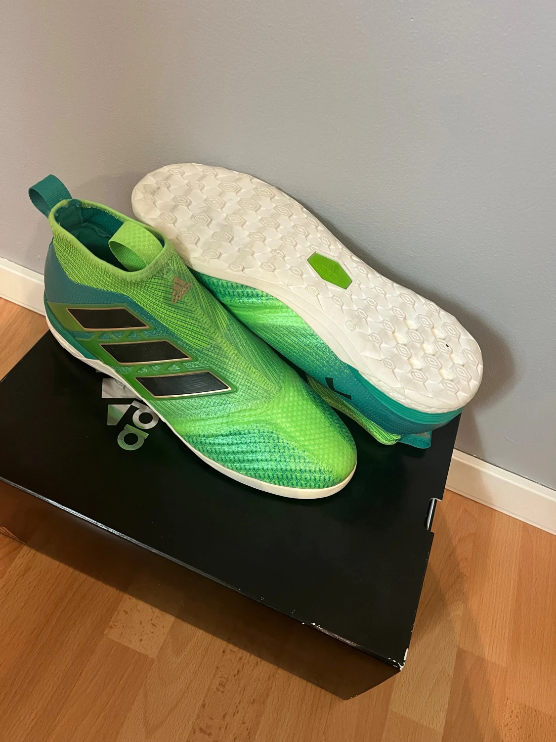 Adidas fotbollsskor - 1