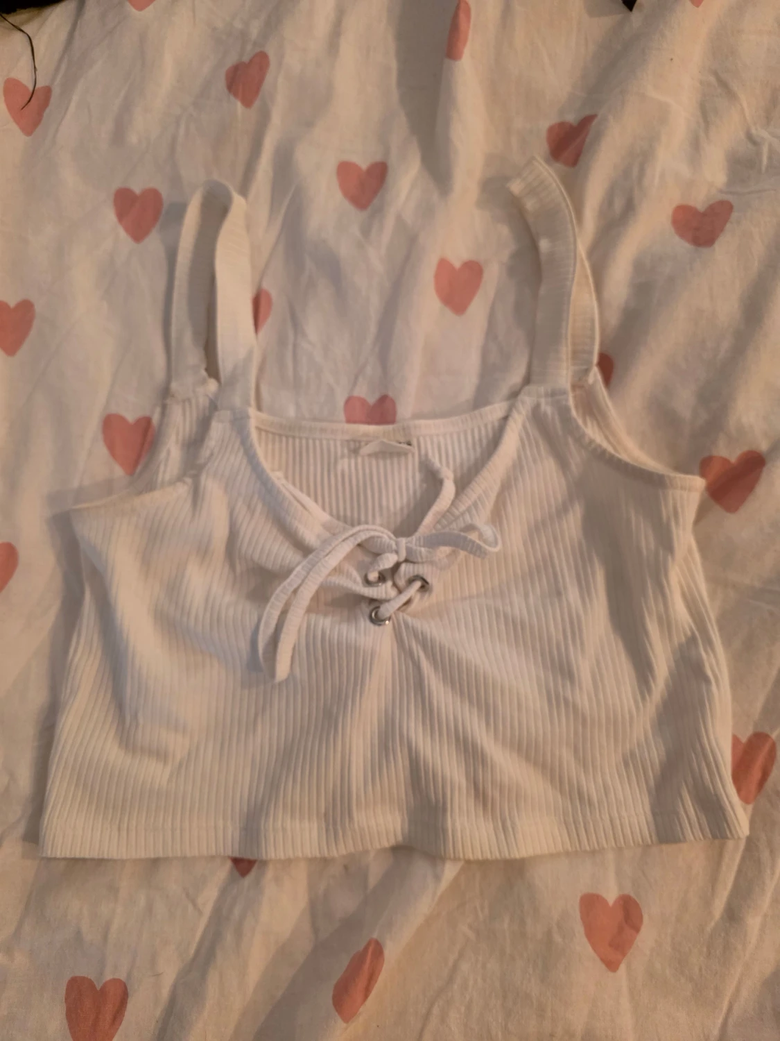 Vit ribbad linnetopp från Stories