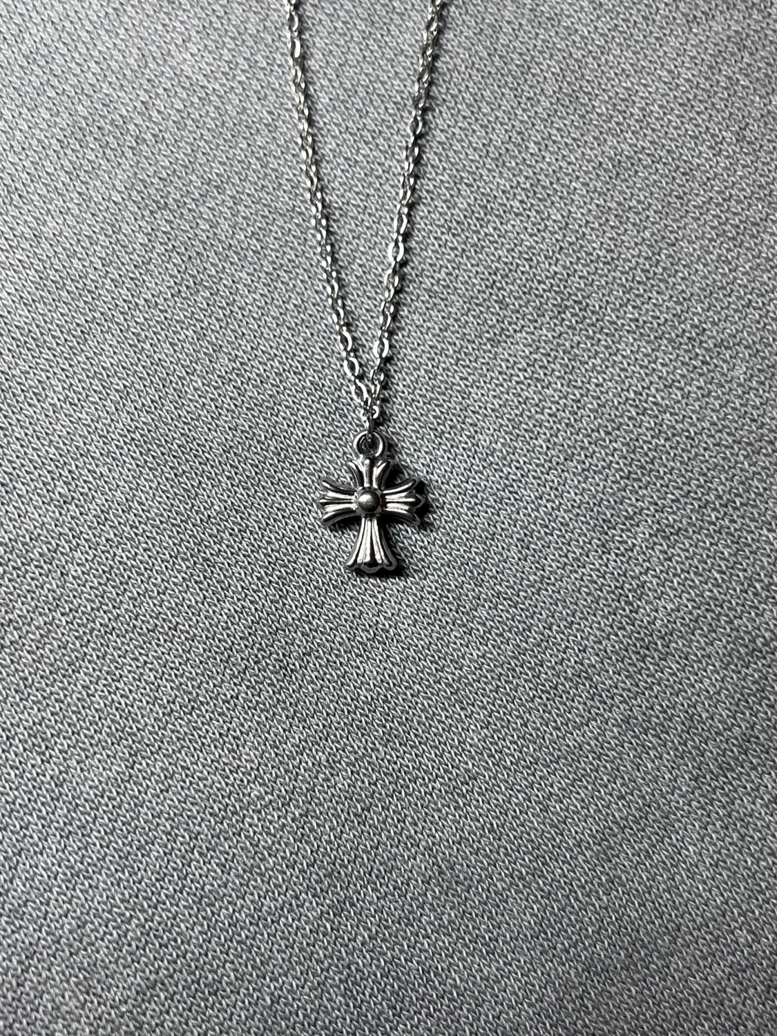 Minimalist Rebel Cross Halsband