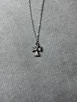 Minimalist Rebel Cross Halsband - · Hänge: 1,3 x 1,1 cm · Kedja: 50 cm, 1,5 mm tjock · Rost- och nickelfri