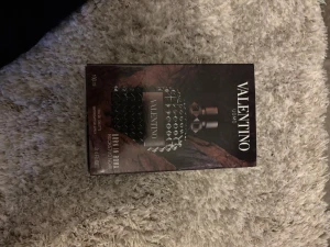 Valentino parfym - Säljer nu denna riktigt feta valentino parfymen som är oöppnad. 100 ml