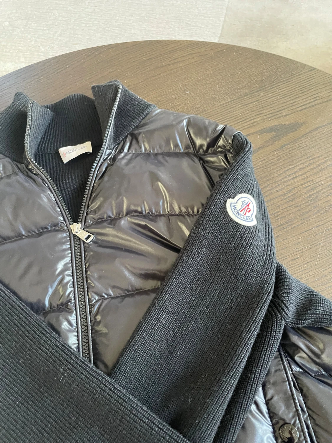 Svart Moncler pufferjacka med stickade ärmar