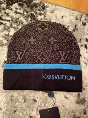 L mössa - Cond 9/10 helt ny med påse