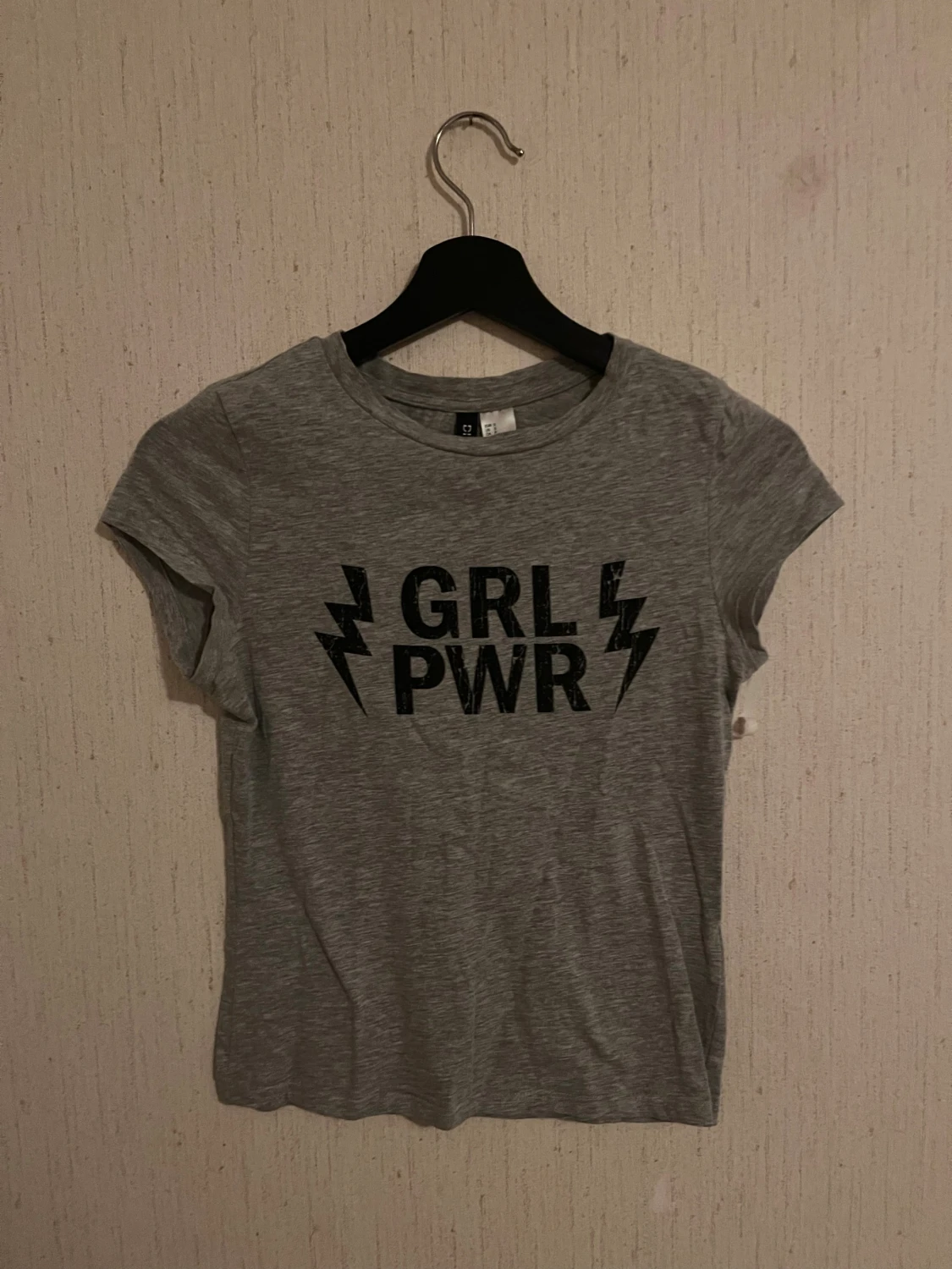 Grå t-shirt med GRL PWR-tryck