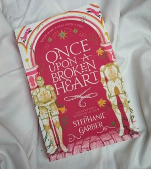 Once Upon a Broken Heart - En magisk och romantisk bok med ett färgstarkt omslag, perfekt för dig som älskar sagor och äventyr. Upptäck en värld av riddare, öden och hjärtesorg – en berättelse som lockar unga vuxna och fantasyfans.