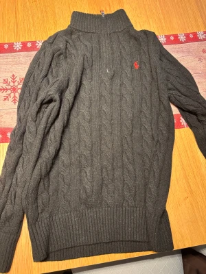Polo Ralph lauren quarter zip - En helt ny polo quarter zip. Säljes då den var lite för stor. Tvättats en gång men aldrig använts utomhus. Den är storlek M men passar även S. Hör av er vid intresse! 