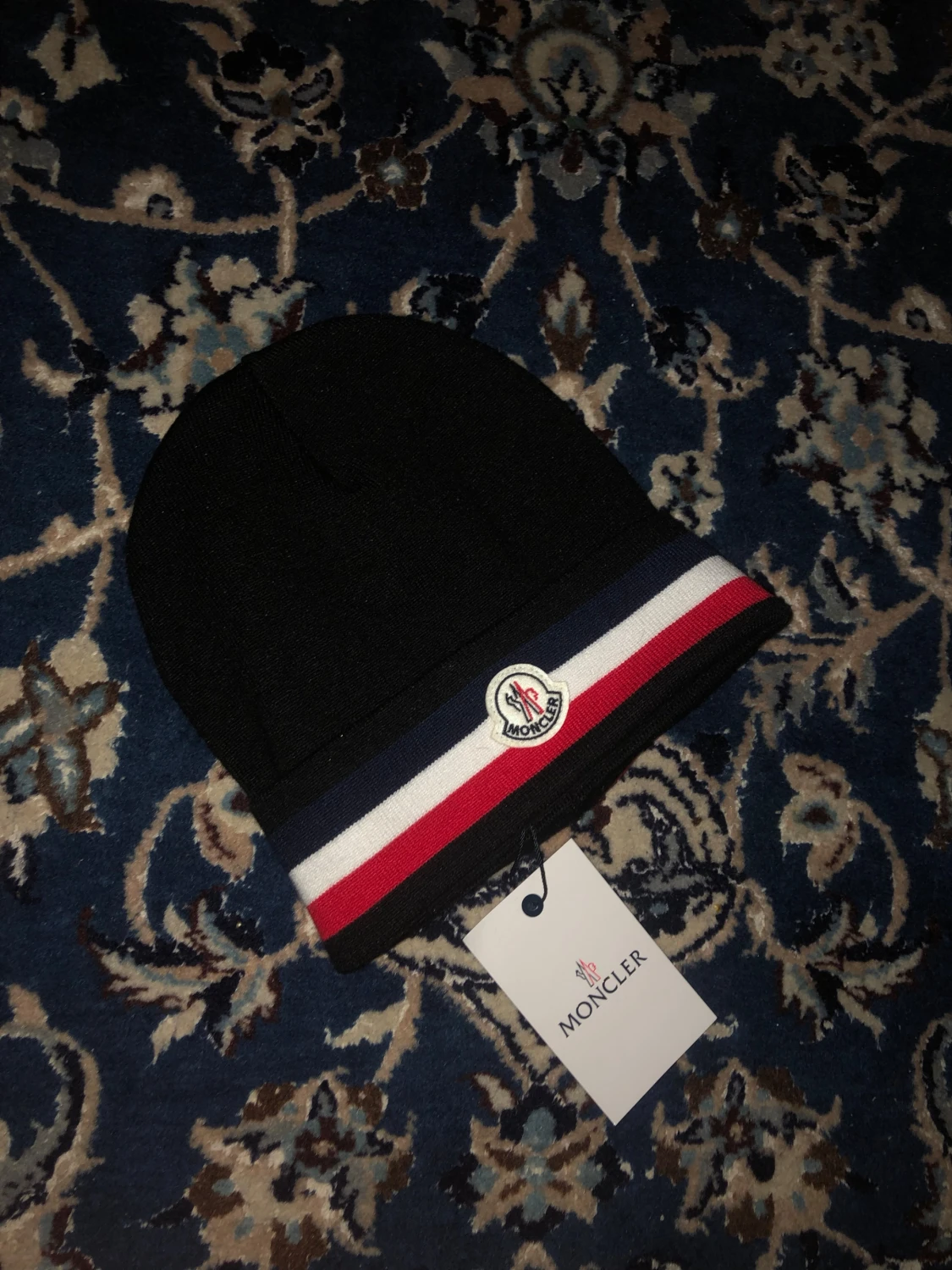 Svart Moncler mössa med ränder