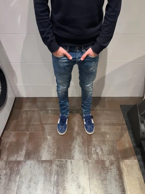 Dondup ritchie  - Dondup jeans | Riktigt feta och populära jeans | Skick= 9/10 | nypris= 4000 kr | vårt pris= 799 kr | Hör av dig vid minsta fundering!