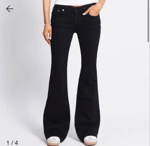 Svarta bootcut jeans från lager 157 - Säljer ett par svarta jeans från lager  157 i storlek XS Short. Modellen har låg midja och bootcut-ben 💕 jätte bra skick💕
