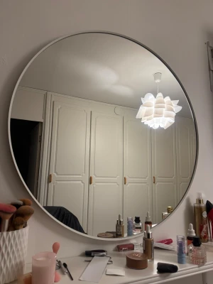 Rund spegel - En jättefin spegel som köptes på IKEA. Den har inga skador eller repor anledningen till att jag säljer den är för att jag köpt en ny.