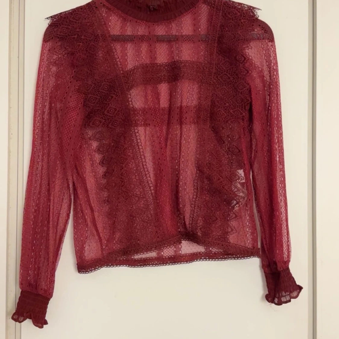 Vinröd spetsblus med lång ärm