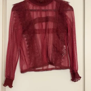 Vinröd spetsblus med lång ärm - Aldrig använd!