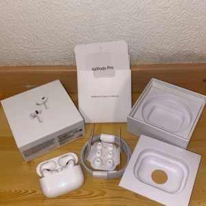 AirPods Pro - Apple AirPods Pro med originalförpackning, laddningskabel och extra öronproppar. Hörlurarna och laddningsetuiet är i gott skick med endast mindre ytliga repor. Aktiv brusreducering, trådlös laddning och hög ljudkvalitet. Perfekt för musik, samtal och träning.