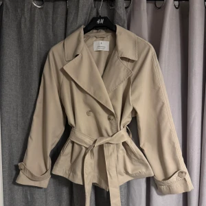 Stradivarius trenchcoat  - Säljer beige trenchcoat från stradivarius för 280kr, den är i mycket bra skick.