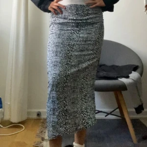  långkjol med slits - This skirt is very comfortable, the material is soft and slightly strech, nice for an every day outfit, comfortable for walking, very practical and pretty 