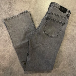 Grå jeans från Perfect Jeans, stl 36 - Snygga grå jeans från Perfect Jeans i klassisk rak modell. Bälteshällor och stängs med dragkedja och knapp. Knappt använf