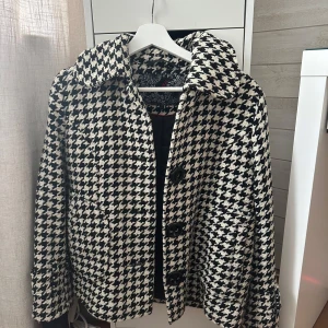 Rutig kappa - Säljer denna rutiga kappa som är perfekt till hösten!💕