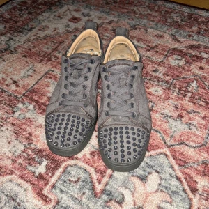 christian Loubituns  - Säljer mina grå loubs med box priset är inte hugget i sten skriv om ni har frågor 