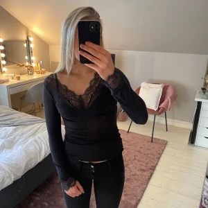 intimissimi tröja - snygg kashmirtopp från intimissimi med spetsdetaljer. väl använd vilket endast syns på nära håll, bla en liten reva i sömmen på ryggen (se sissta bild). nypris 489kr💕